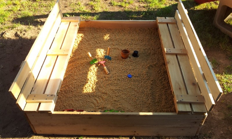 Bac à sable à faire soi-même avec couvercle et banc - instructions étape par étape