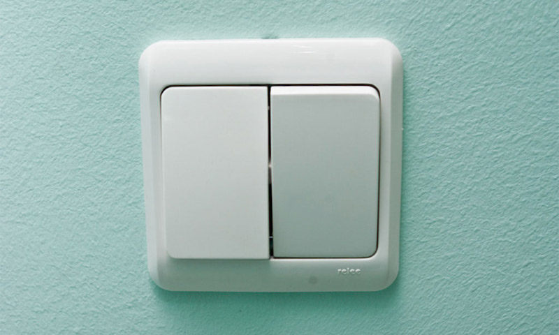 Como conectar um interruptor de luz de duas teclas