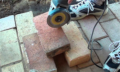 Corte de tijolos com rebarbadora