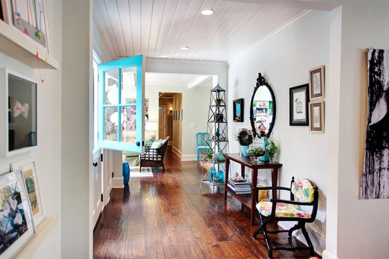 Turquoise color adds brightness to the interior