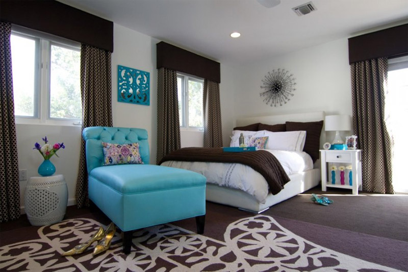 Phòng ngủ đầy phong cách với giường ngủ màu ngọc lam