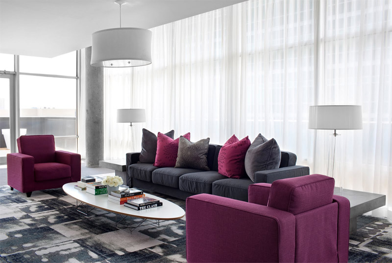 Moderni svetainė su sofa ir foteliais.