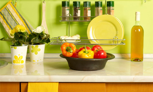 Virtuves darba zona, kas dekorēta pistāciju krāsā