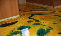 Powódź z żółtymi i zielonymi plamami