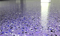 Plancher inondé avec des troupeaux violets
