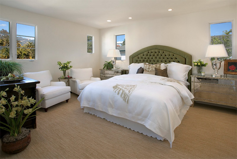 Phòng ngủ với đầu giường màu xanh lá cây