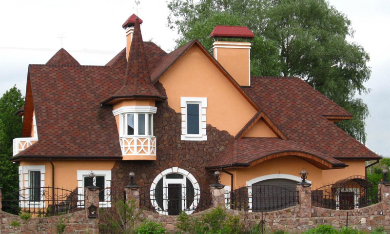 Złożony dach pokryty dachówką bitumiczną