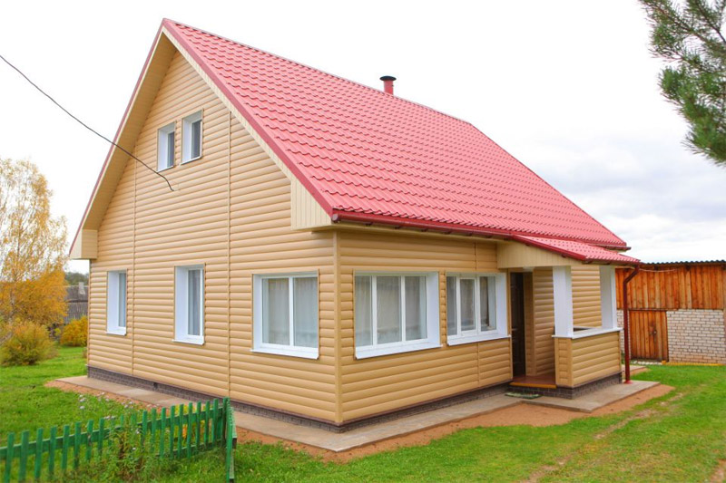 Μικρό σπίτι καλυμμένο με μέταλλο