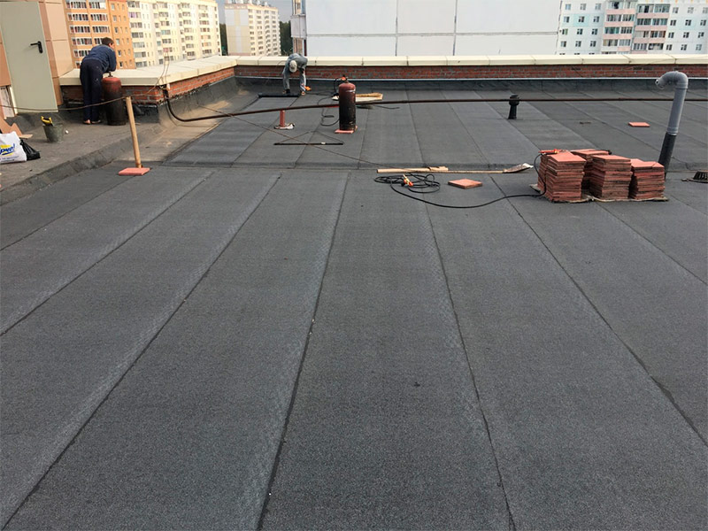 Telhado coberto com um telhado macio em rolo