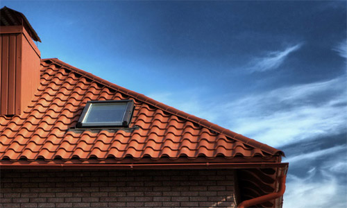 Pendenza del tetto per varie condizioni e materiali di copertura