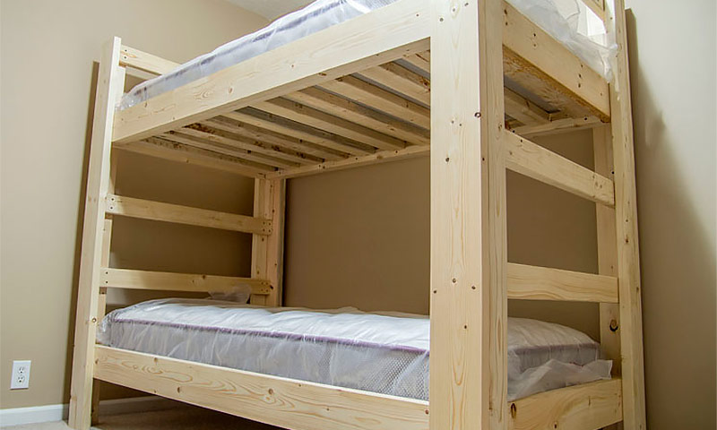 Fából készült kétszemélyes emeletes ágy