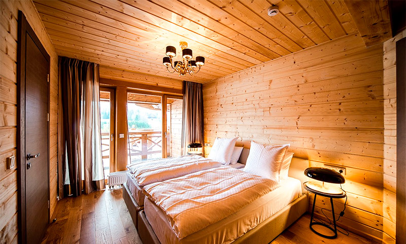 Quanto melhor terminar o teto em uma casa de madeira
