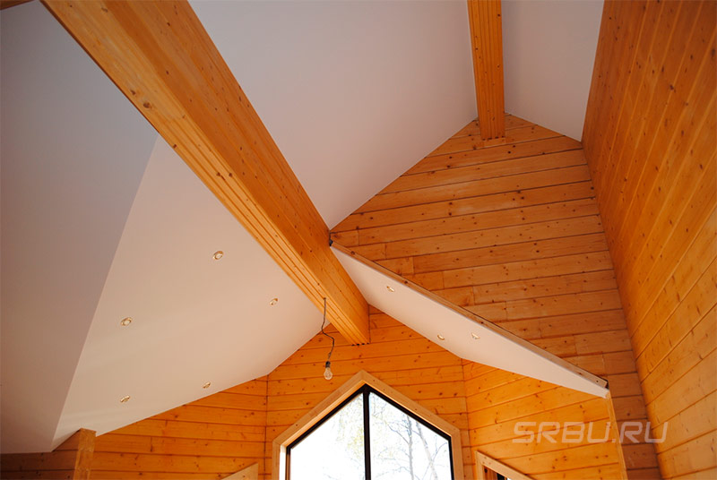 Plafond en placoplâtre dans une maison en bois