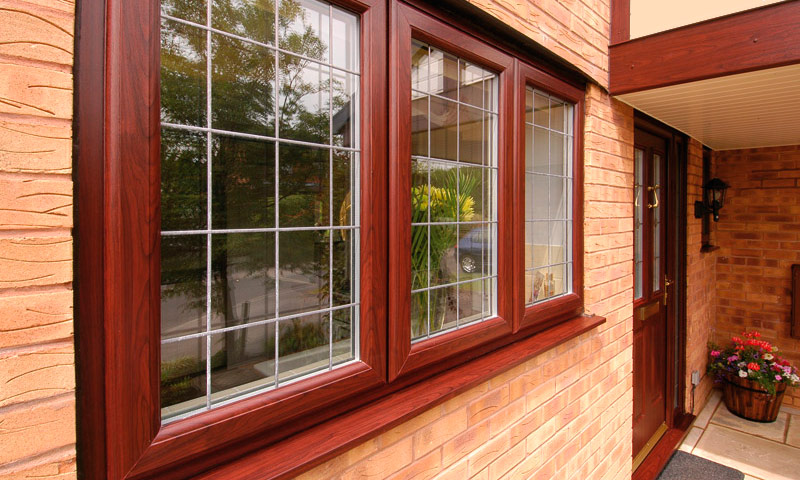 Quoi de mieux pour installer des fenêtres en bois ou en plastique dans une maison privée