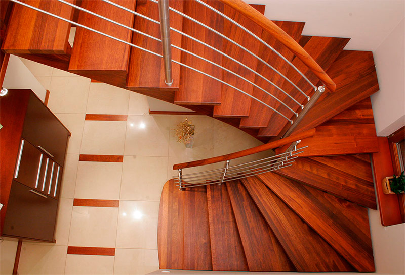 Escalier avec marchepieds et virage à 180 degrés.
