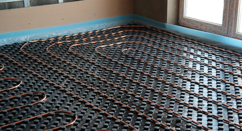Plancher calorifugé à partir d'un tuyau en cuivre
