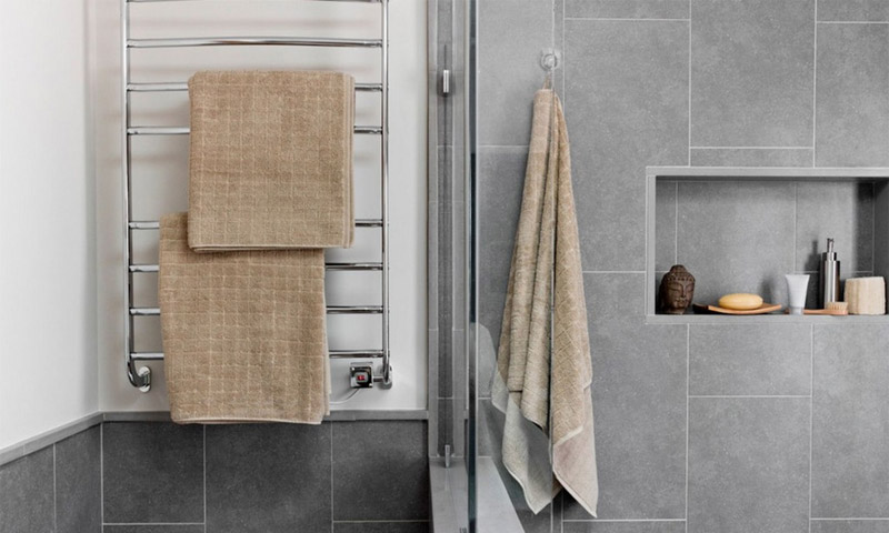 Πώς να επιλέξετε μια θερμαινόμενη πετσέτα για ένα μπάνιο, ηλεκτρικό ή μοντέλο νερού