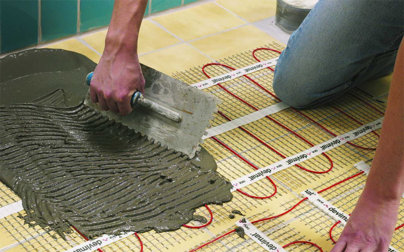 Klijuoti plyteles ant kilimėlių