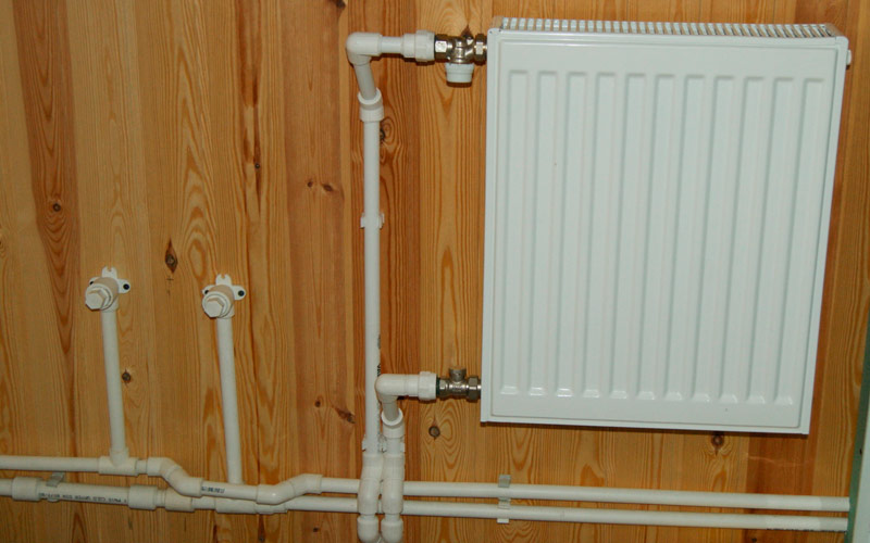 Panel radiator na may koneksyon sa gilid