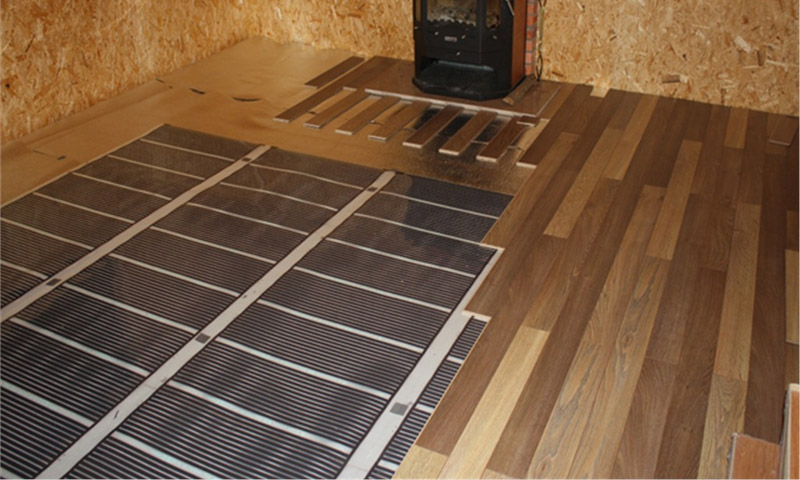 Chauffage par le sol infrarouge dans une maison en bois - avis et expérience avec son utilisation