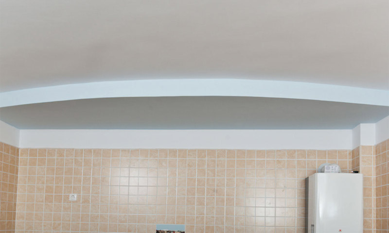 Installation de plafonds de cloison sèche à deux niveaux - instructions étape par étape