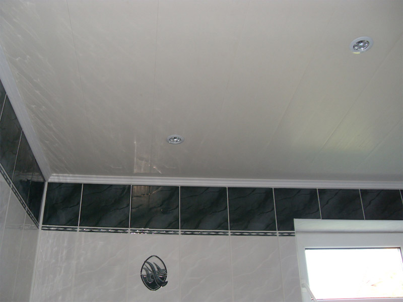 Sufit wykonany z paneli PCV montowanych w łazience