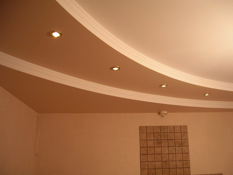 Plafond diagonal à plusieurs niveaux