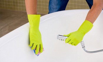 Cách rửa bồn tắm acrylic