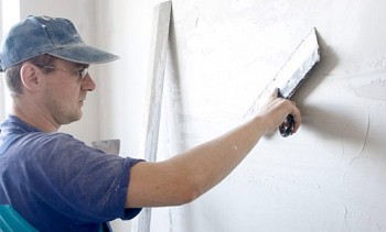 Как да шпакловате стените
