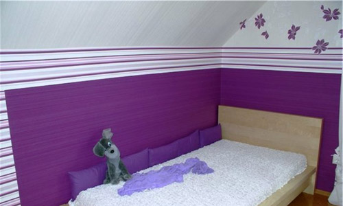 Combinação horizontal de papel de parede no quarto