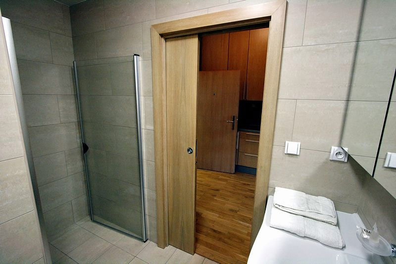 Csúszó fürdőszoba ajtók
