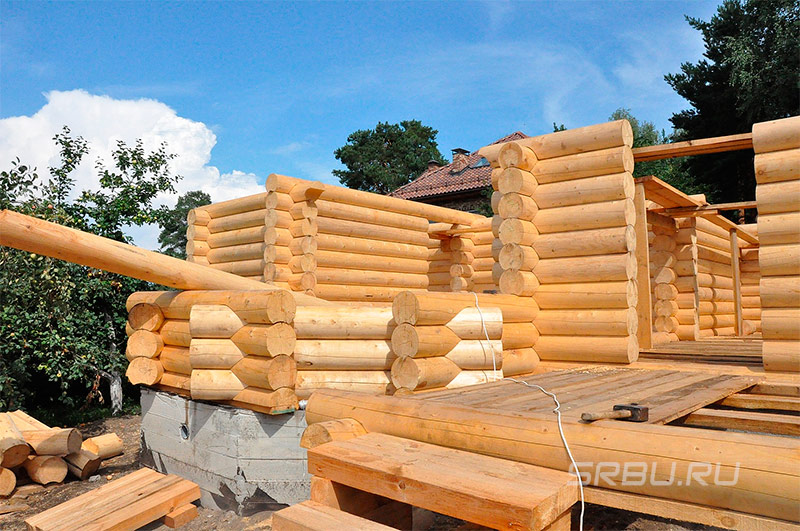 Изграждане на къща от дървени трупи