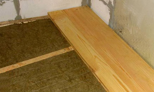 Isolamento termico del pavimento del balcone con lana minerale