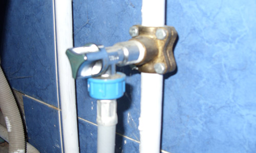 Inserção em um sistema de abastecimento de água por meio de uma luva de compressão