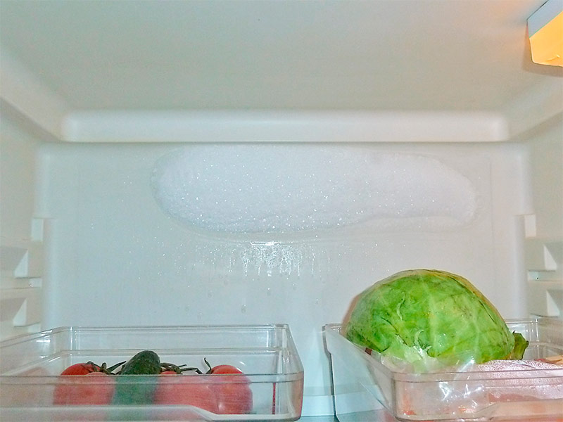 A parte de trás da geladeira